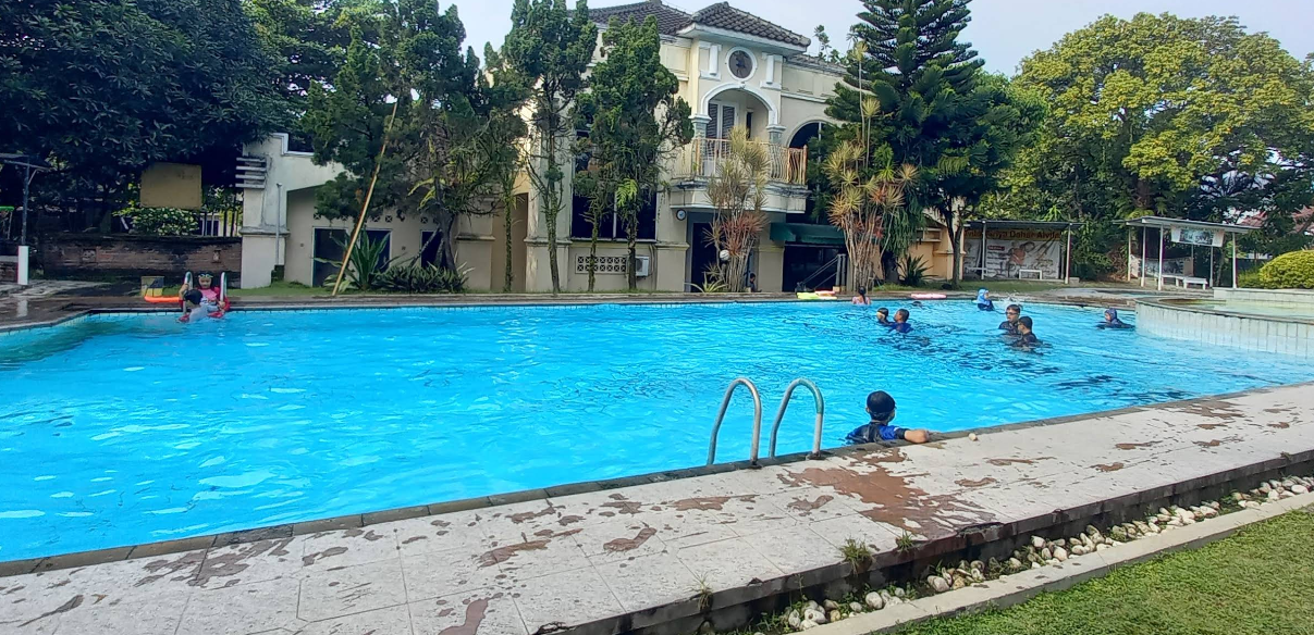 Kolam Renang Griya Alvita