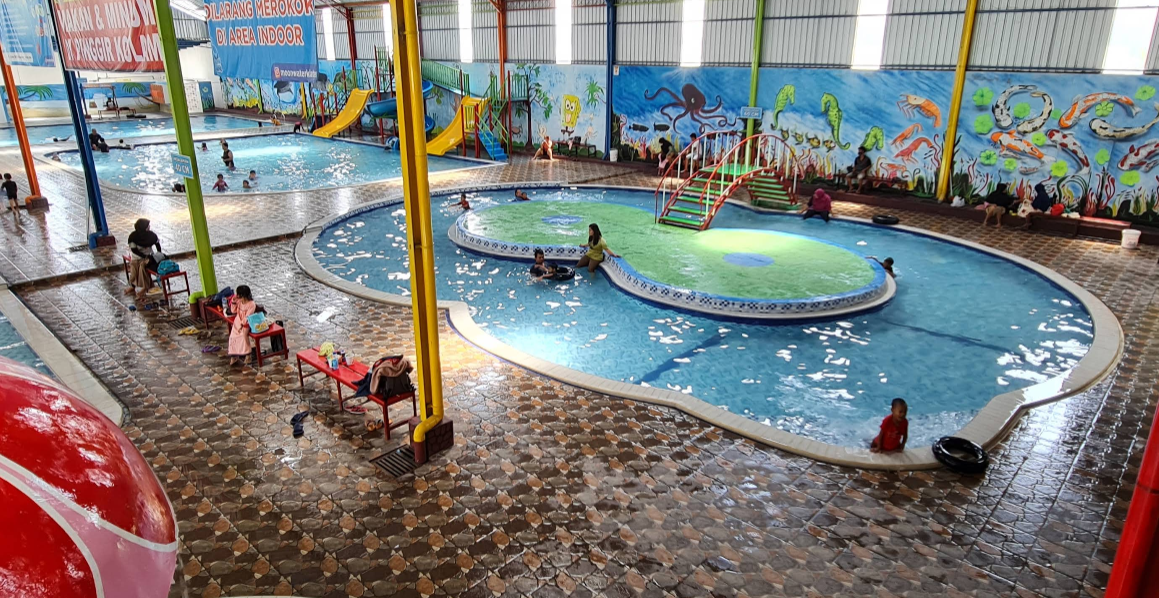 Kolam Renang Moon Water